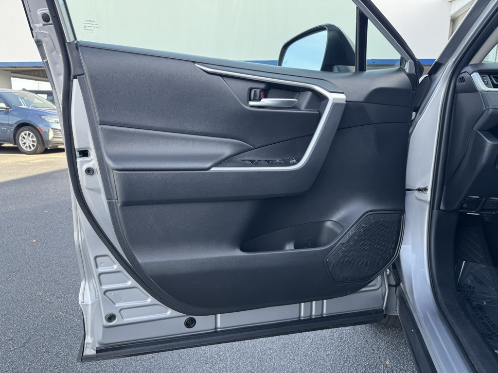 2023 Toyota RAV4 XLE photo 4