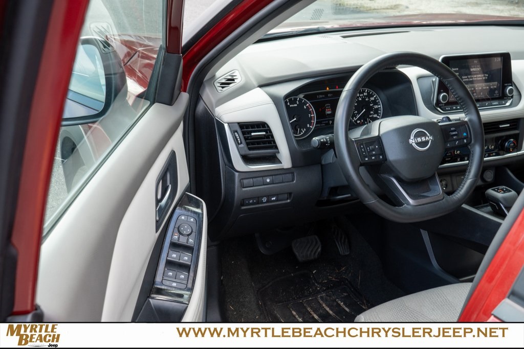 2025 Nissan Rogue SV photo 15