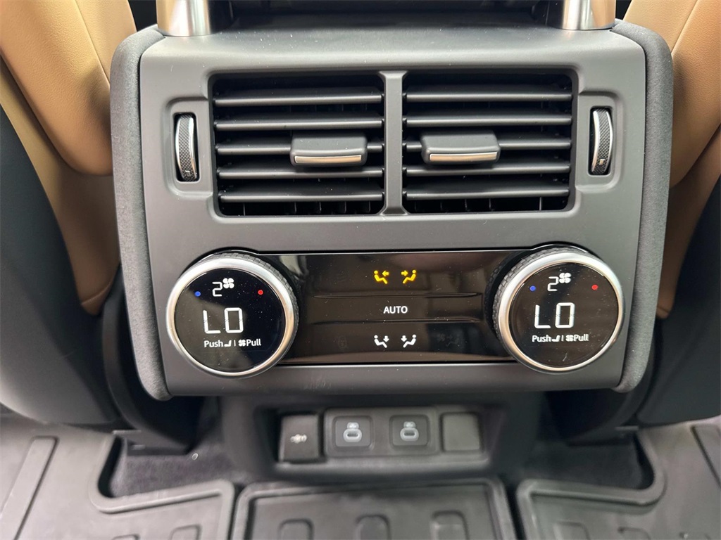 2025 Land Rover Discovery SE photo 16