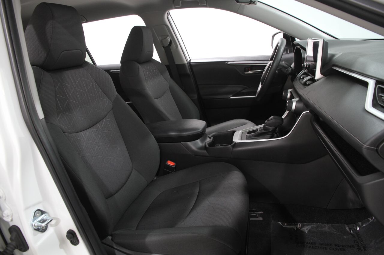 2024 Toyota RAV4 XLE photo 16