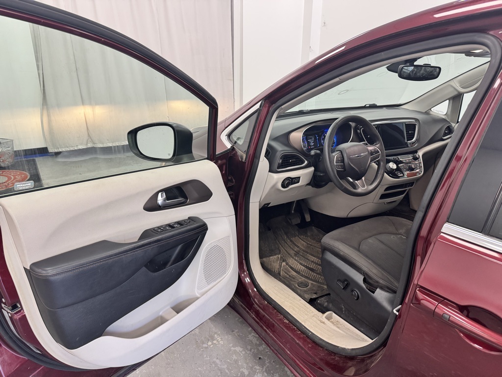 2017 Chrysler Pacifica Touring photo 4
