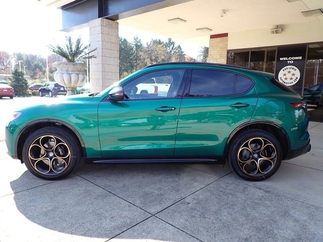 2025 Alfa Romeo Stelvio Sprint Base photo 2