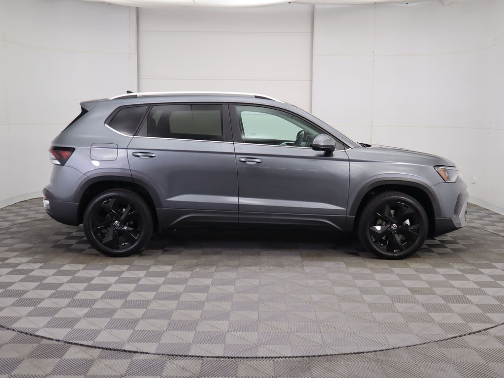 2025 Volkswagen Taos SE photo 4