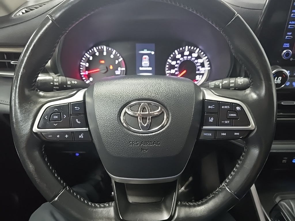 2022 Toyota Highlander LE photo 19