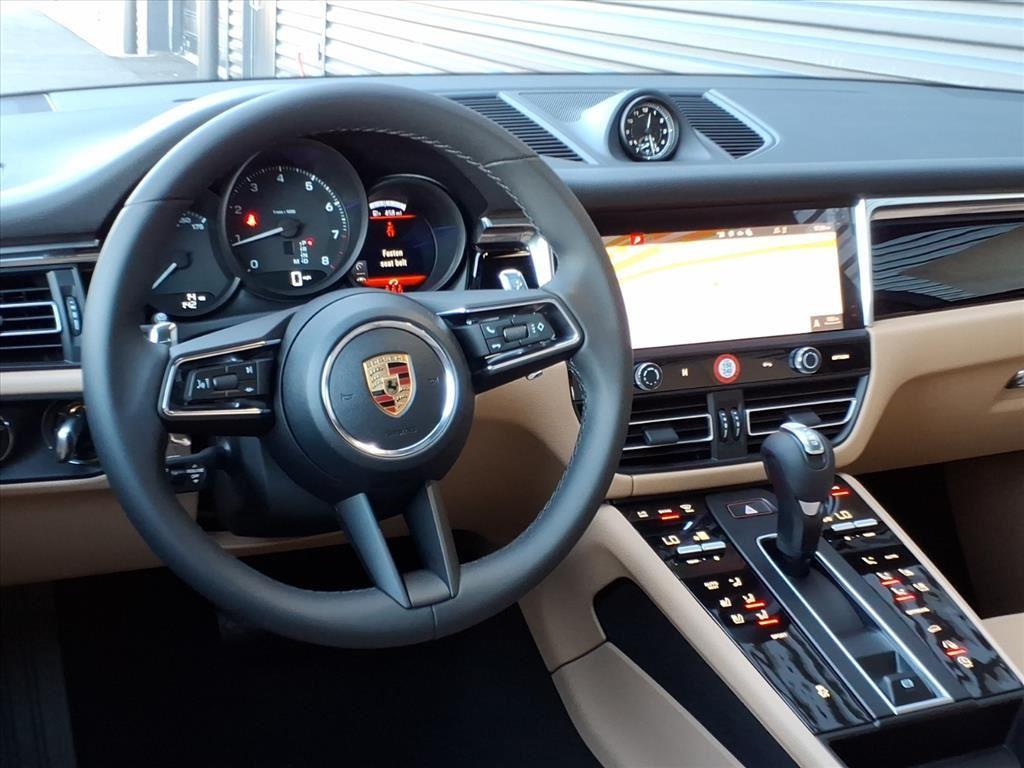 2026 Porsche Macan T photo 4