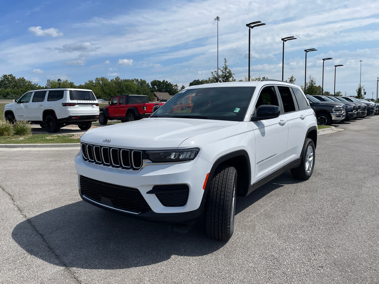 2025 Jeep Grand Cherokee Laredo X photo 2