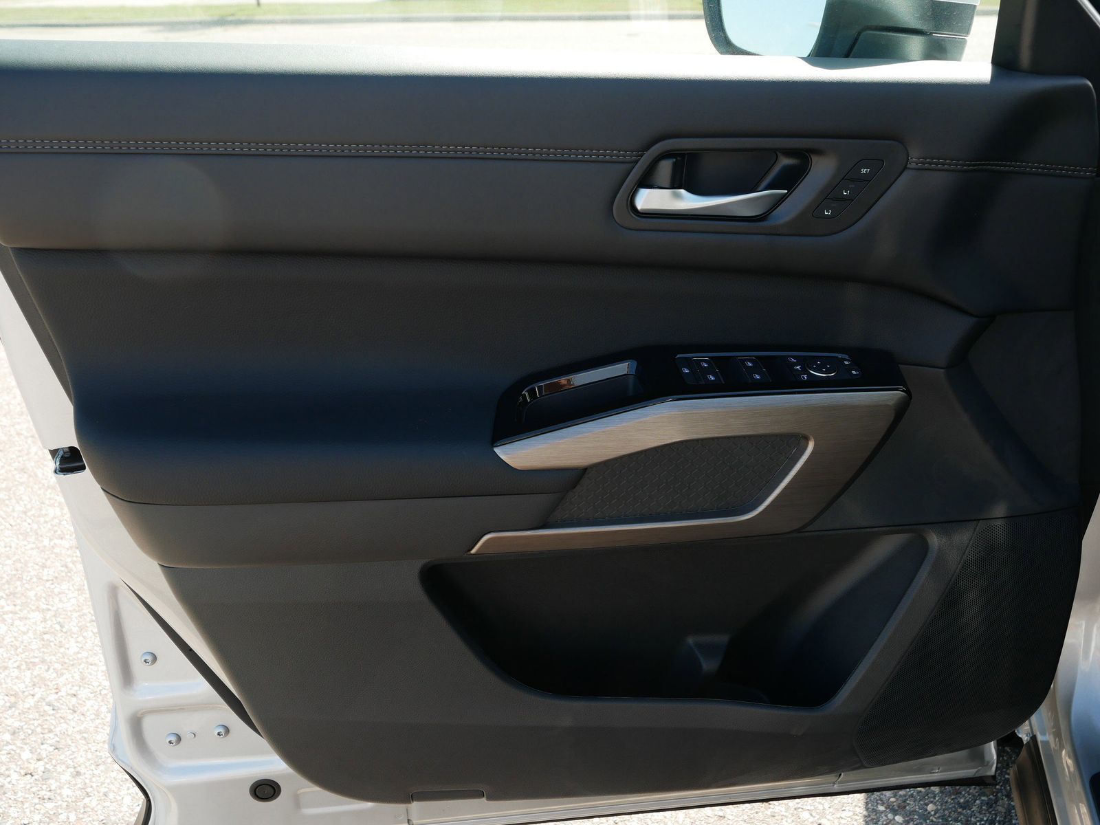2025 Nissan Pathfinder Platinum photo 12