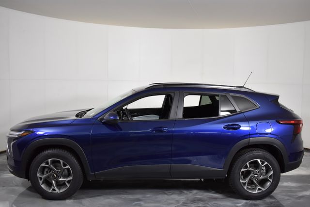 2024 Chevrolet Trax LT photo 2