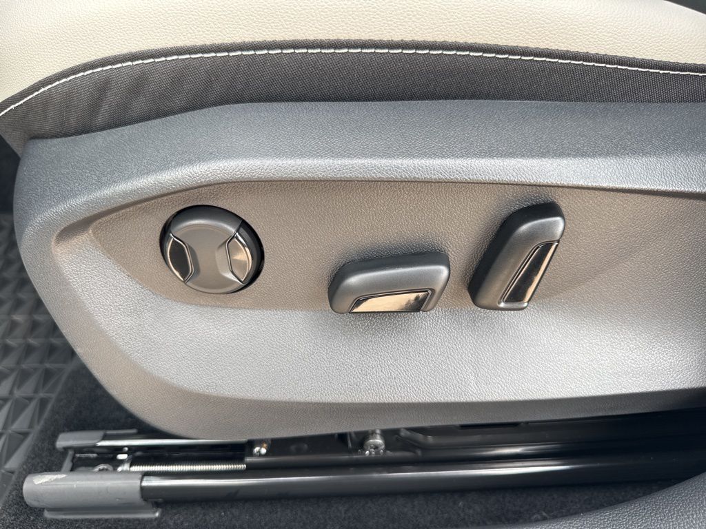 2025 Volkswagen Taos SE photo 14