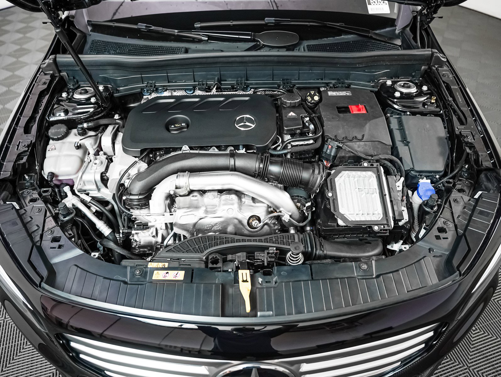 2025 Mercedes Benz GLB 250 photo 3