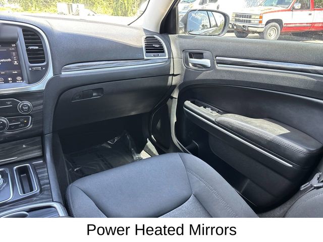 2019 Chrysler 300 Touring photo 14