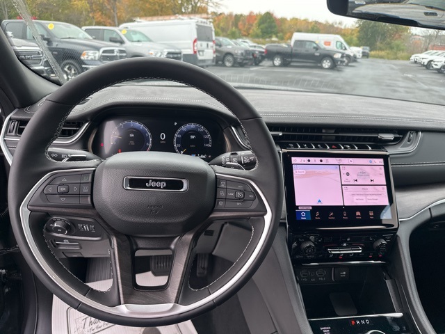 2025 Jeep Grand Cherokee Limited photo 2