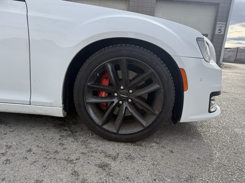 2023 Chrysler 300 C photo 4