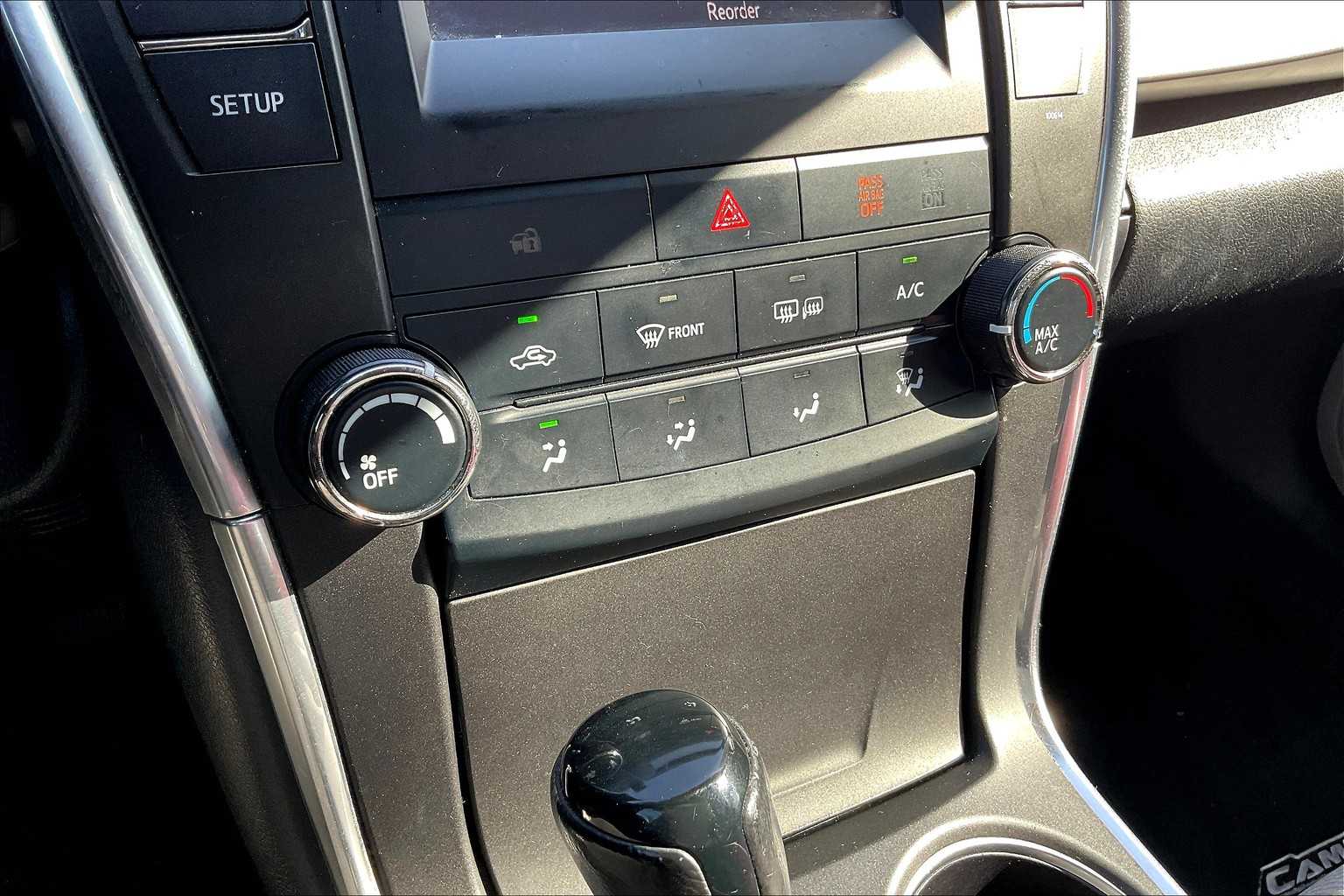 2017 Toyota Camry SE photo 33