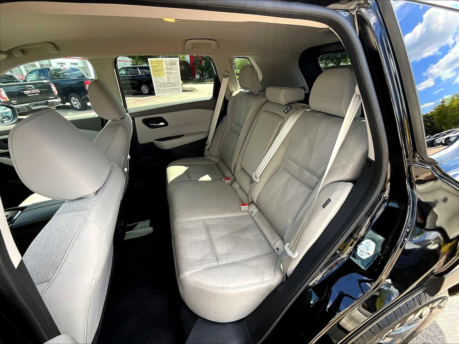 2025 Nissan Rogue SV photo 11