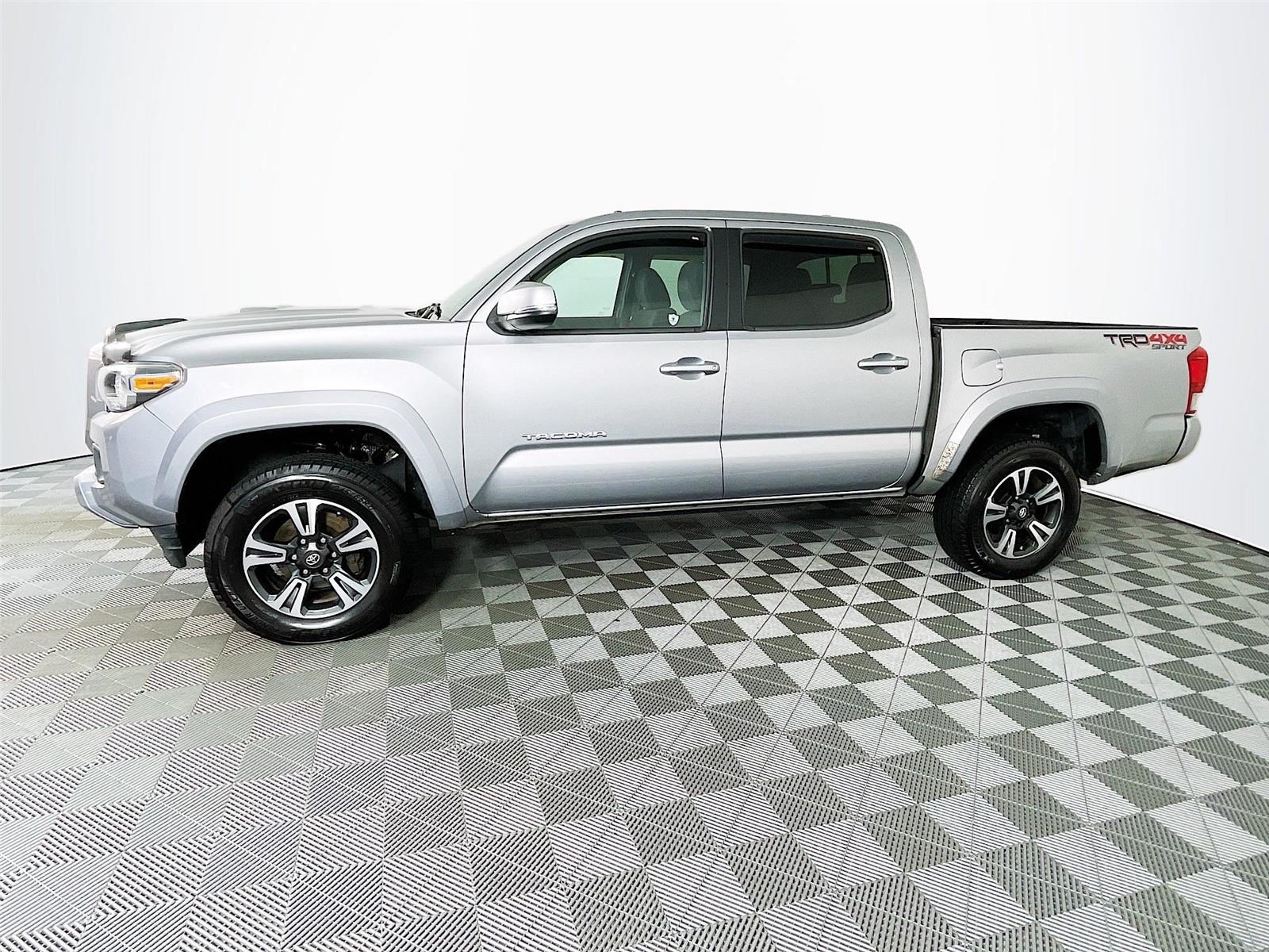 2017 Toyota Tacoma TRD Sport photo 4