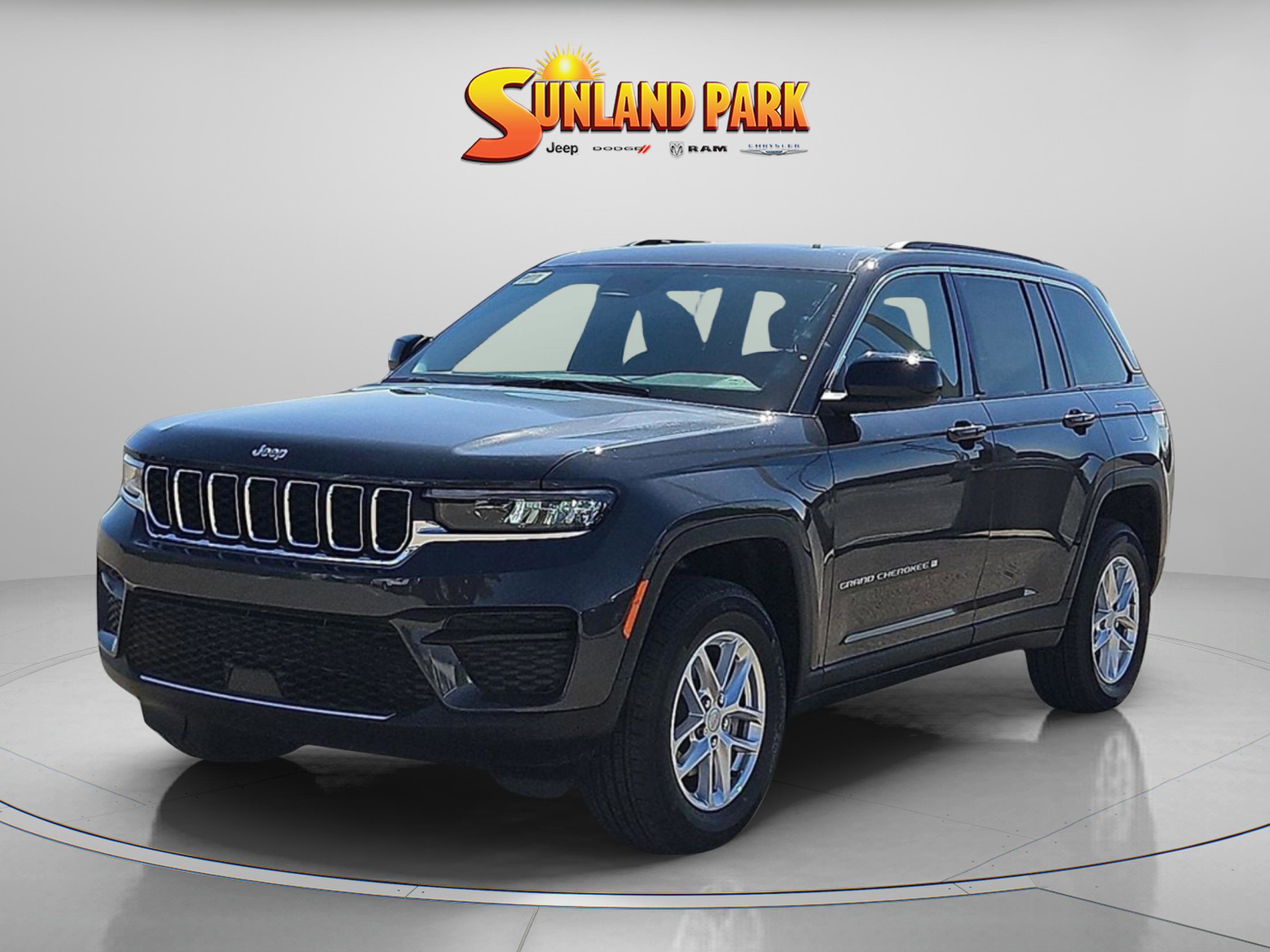 2025 Jeep Grand Cherokee Laredo X photo 2