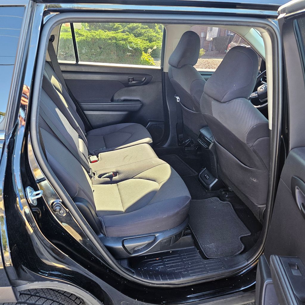 2020 Toyota Highlander LE photo 12