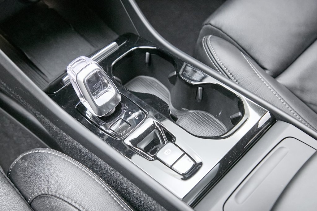 2023 VOLVO XC40 - Image 16