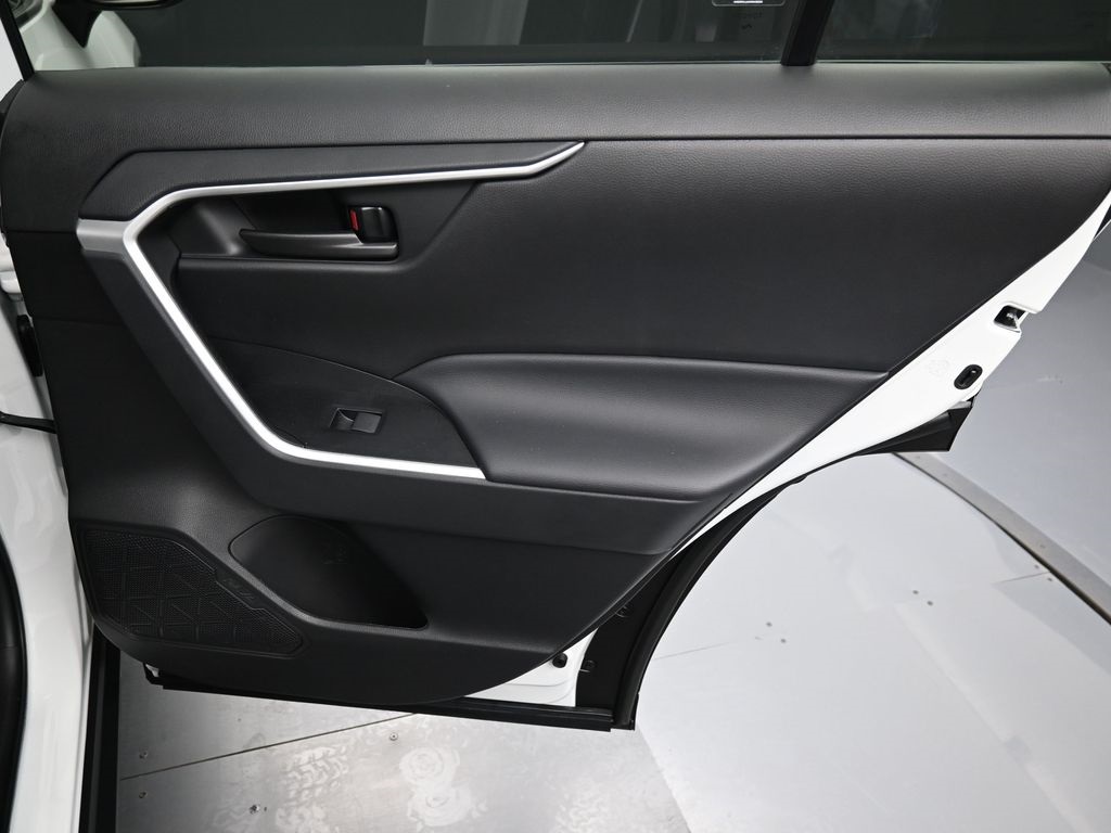 2022 Toyota RAV4 LE photo 27