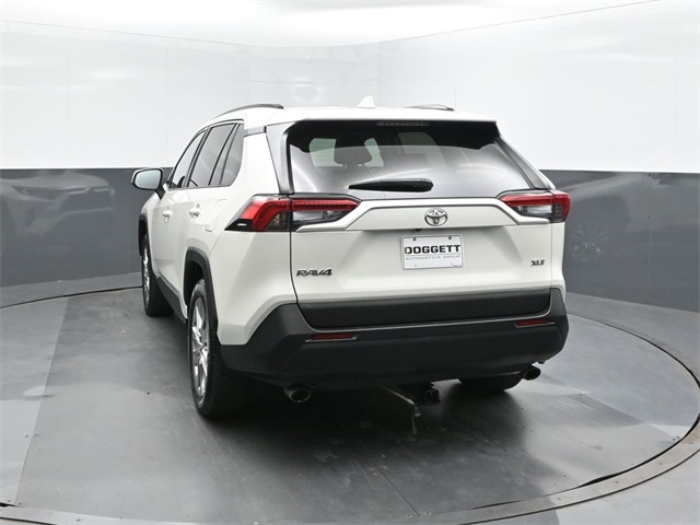 2021 Toyota RAV4 XLE Premium photo 4