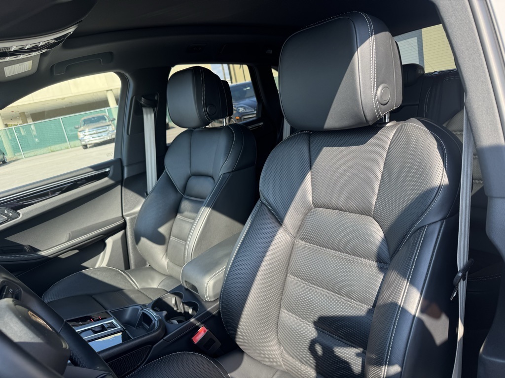 2023 Porsche Macan T photo 8