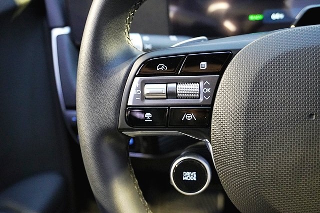 Used 2025 Black Hyundai SEL image 34