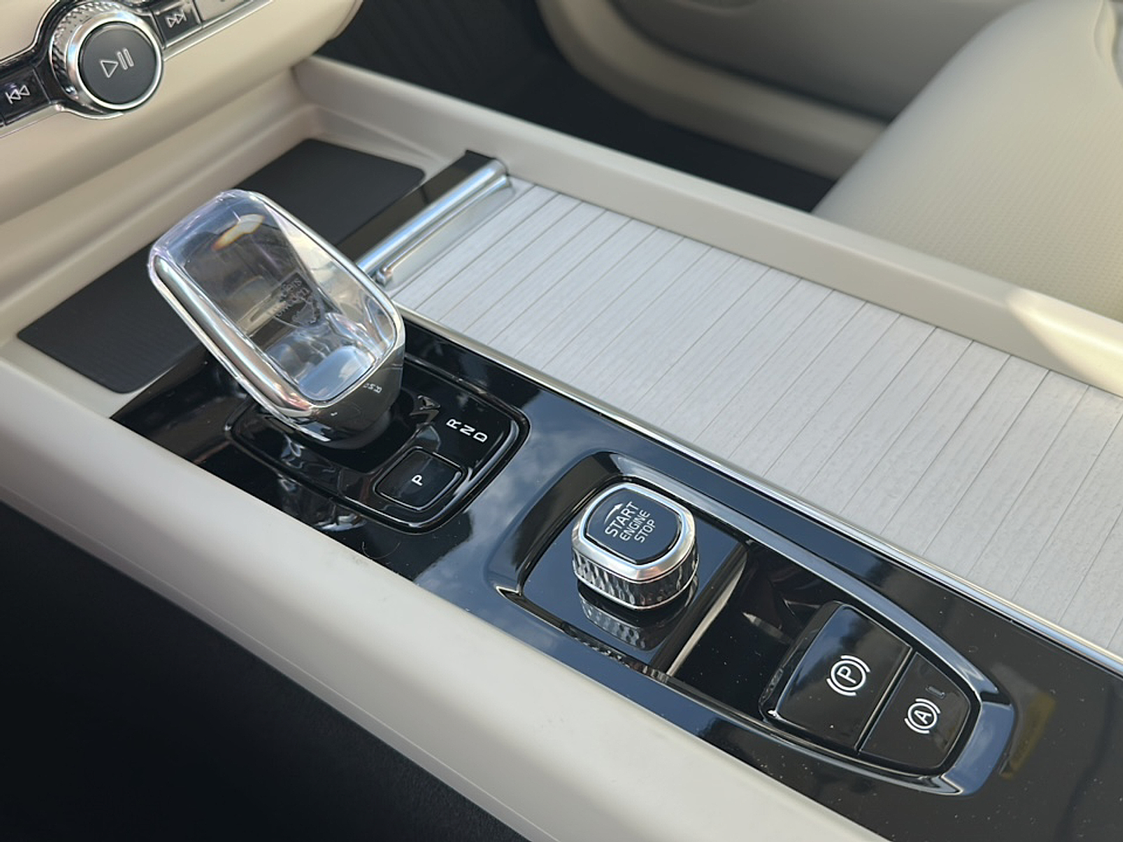 2026 Volvo XC60 T8 photo 14