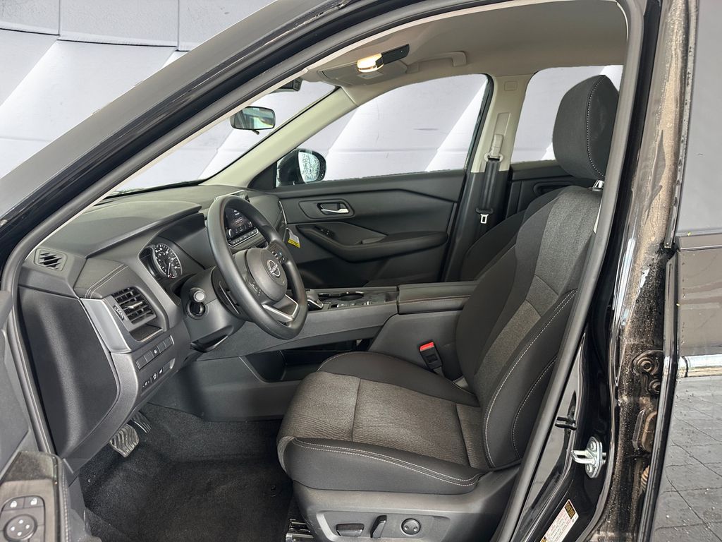 2024 Nissan Rogue SV photo 7
