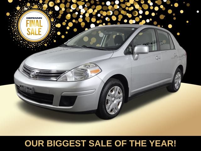 2010 Nissan Versa S's photo