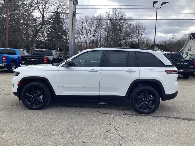 2025 Jeep Grand Cherokee Limited photo 3
