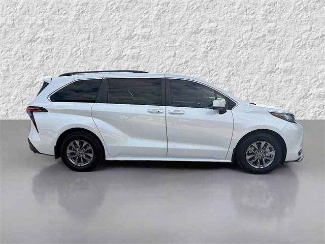 2022 Toyota Sienna XLE photo 2