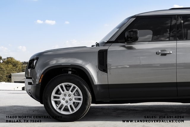 2025 Land Rover Defender 110 S photo 10