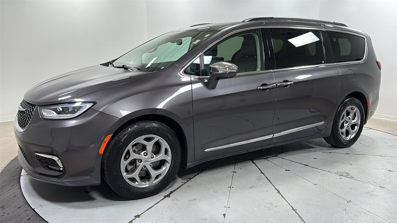 2022 Chrysler Pacifica Limited's photo