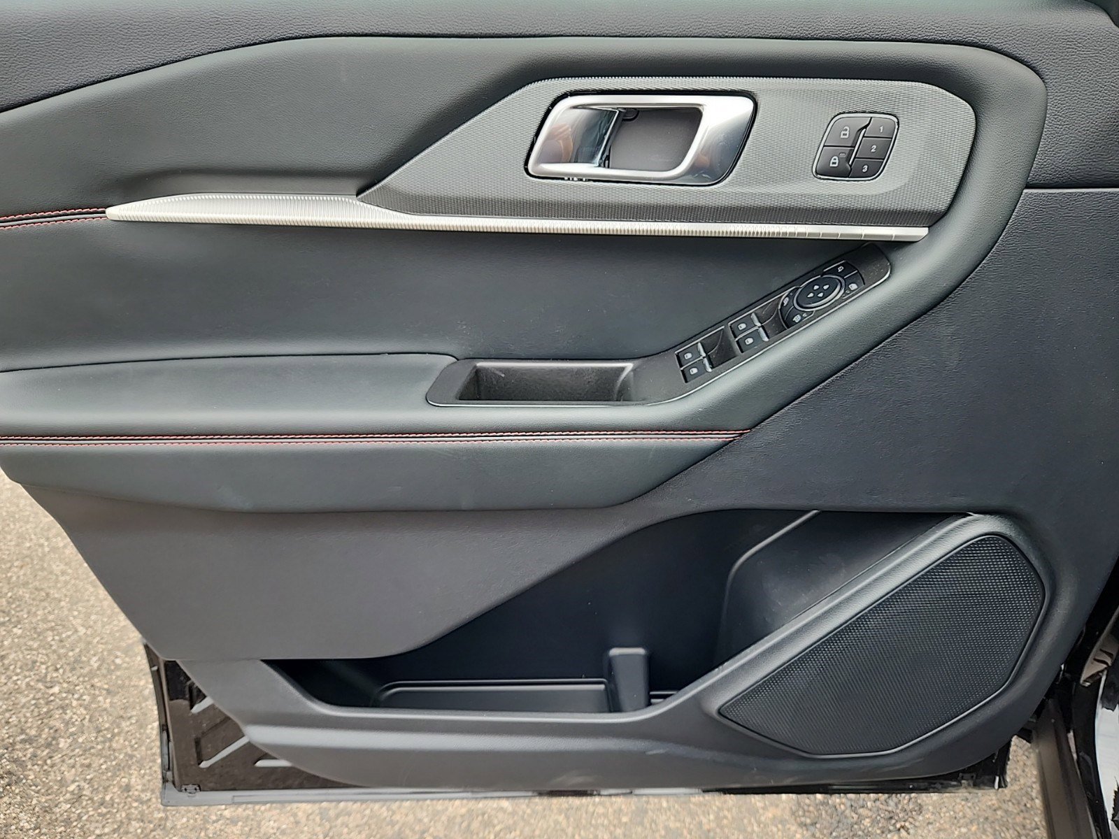 2025 Ford Explorer ST-Line photo 4