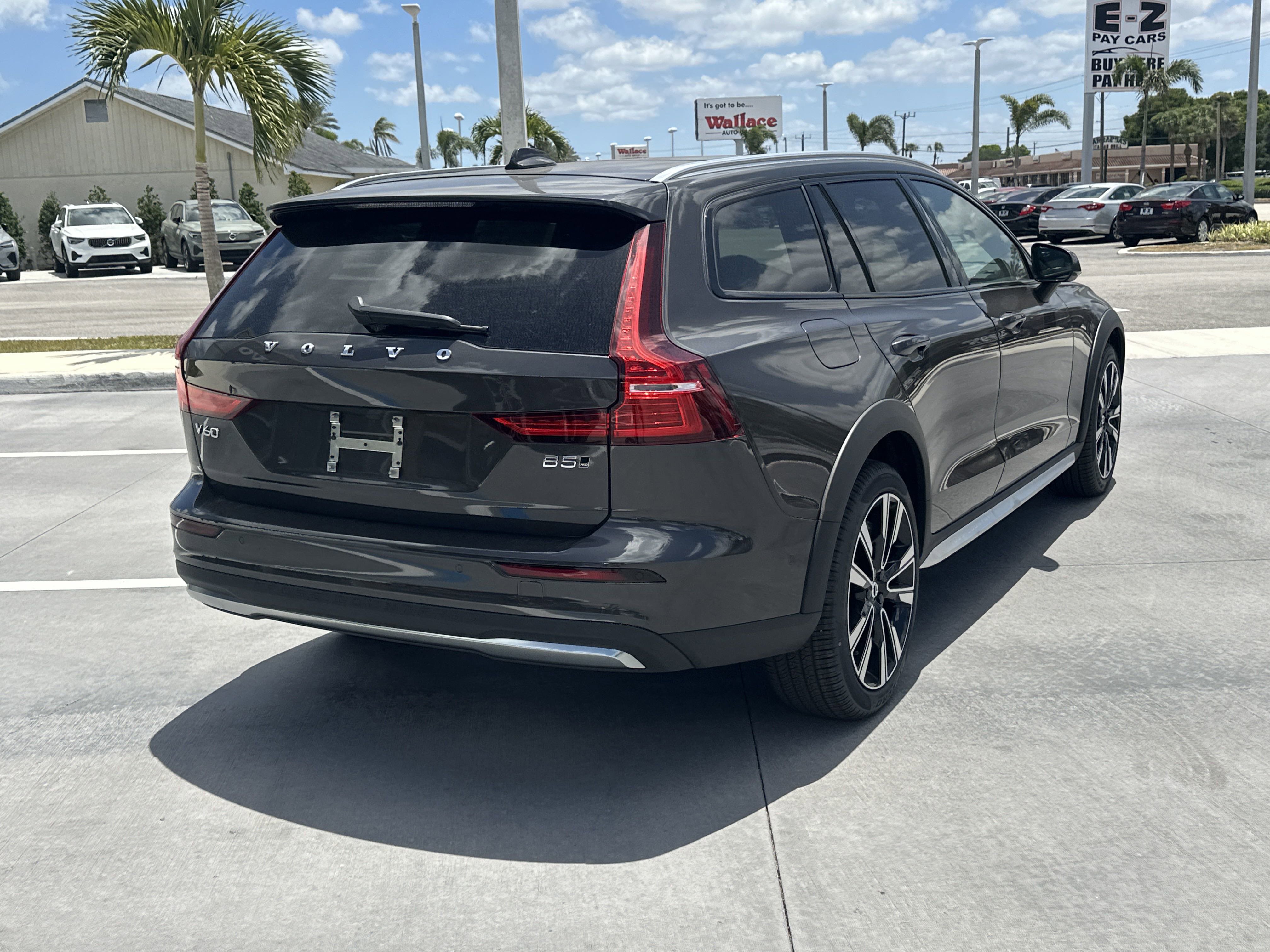 2025 Volvo V60 Cross Country B5 AWD photo 3