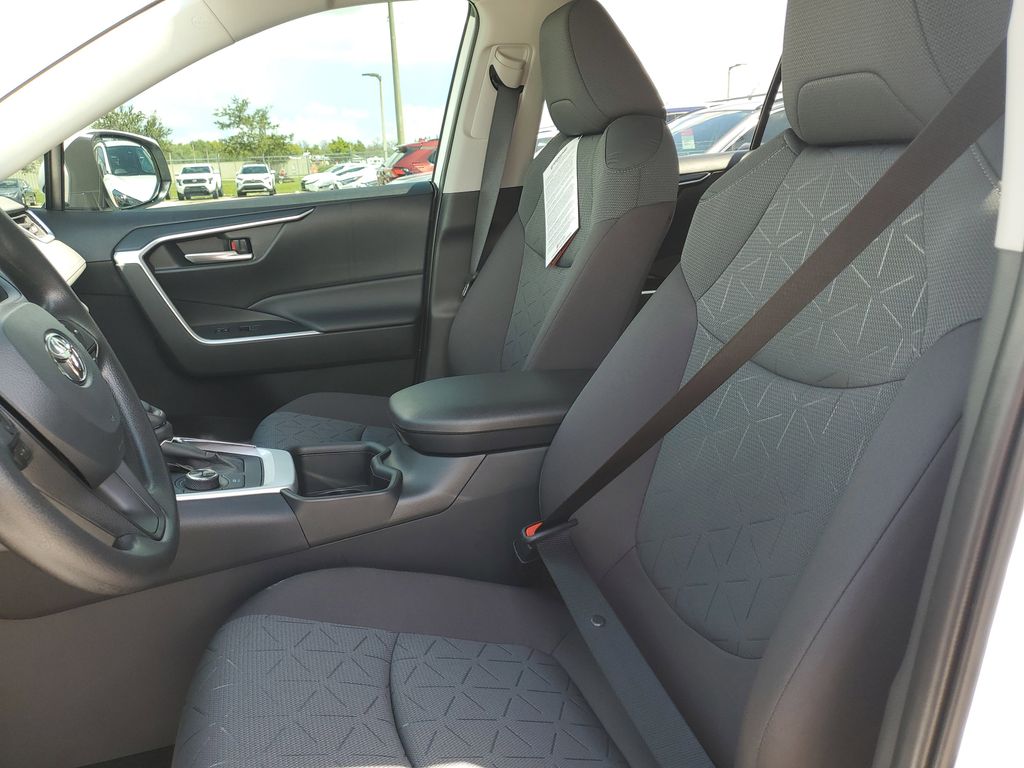 2025 Toyota RAV4 Hybrid XLE photo 14