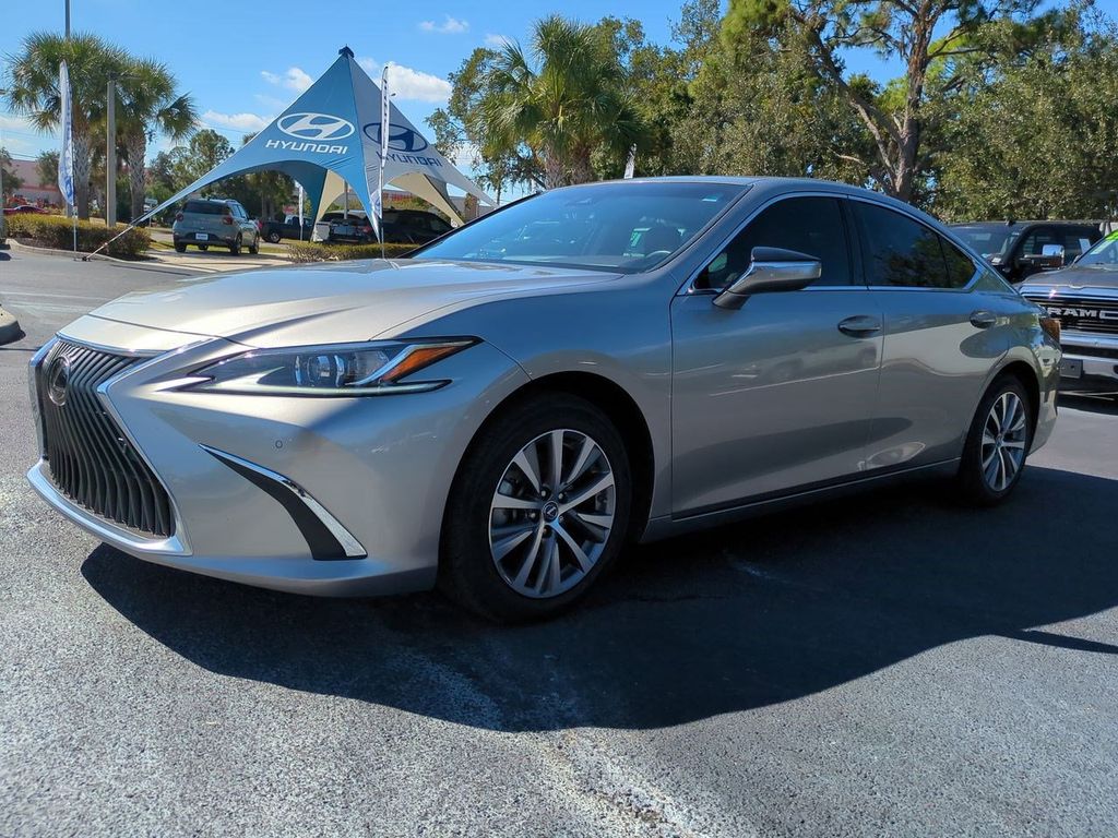 2021 Lexus ES 350's photo