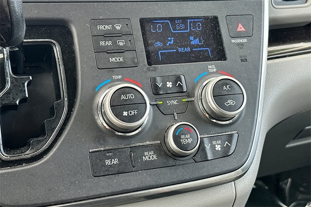 2018 Toyota Sienna XLE photo 22