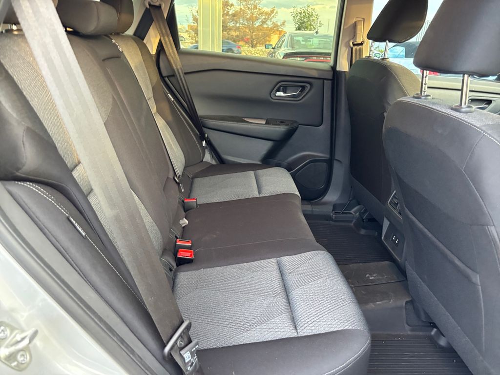 2024 Nissan Rogue SV photo 6