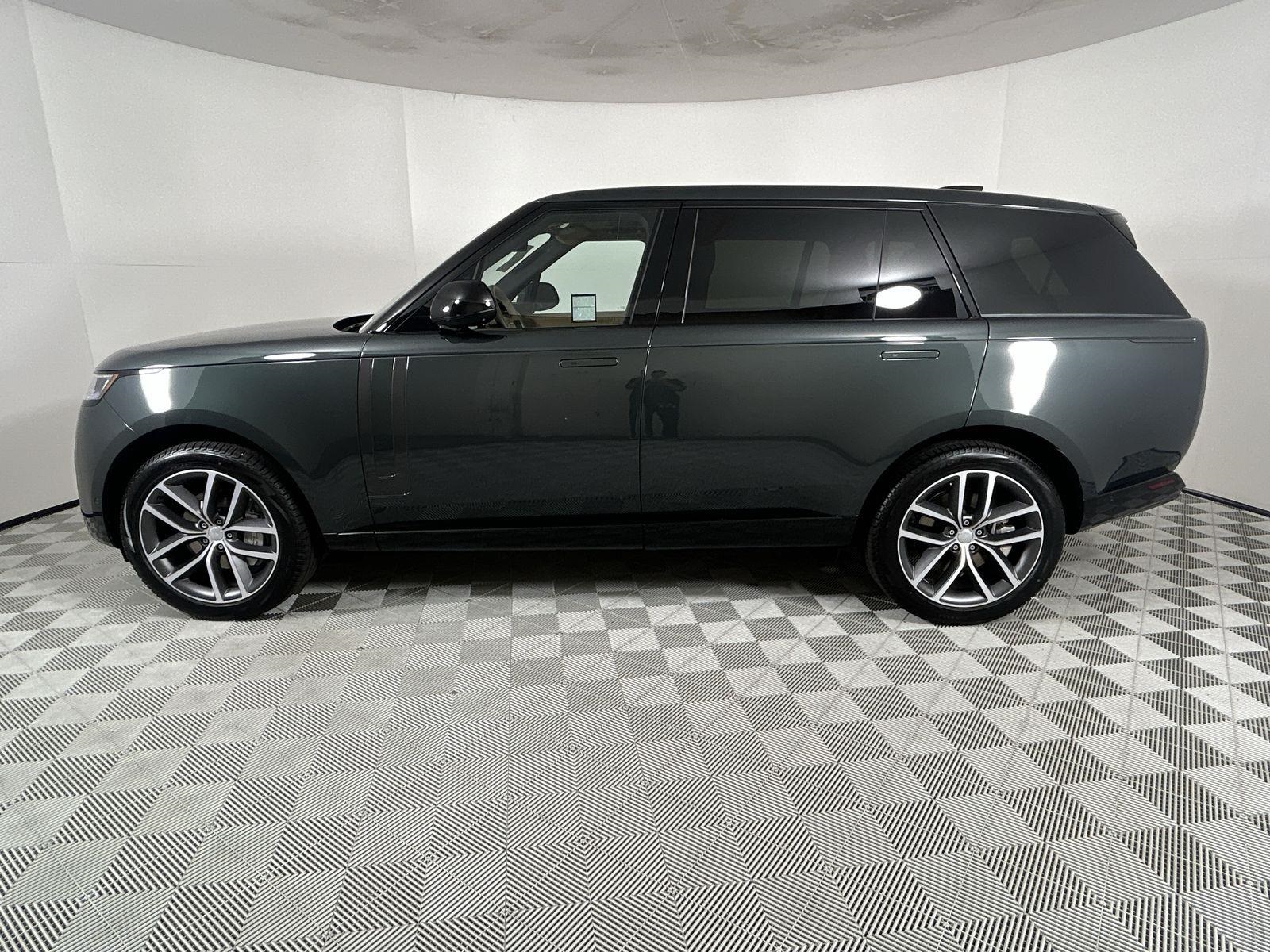2025 Land Rover Range Rover SE photo 2