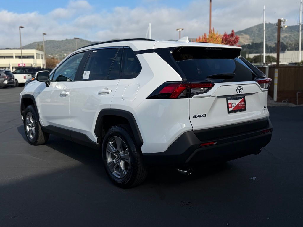 2025 Toyota RAV4 XLE photo 4