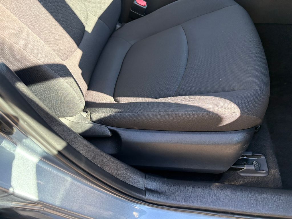 2021 Toyota Corolla LE photo 21