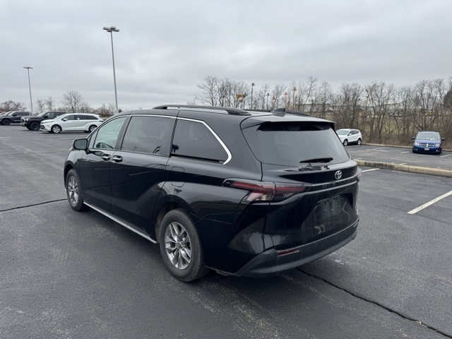 2023 Toyota Sienna XLE photo 4