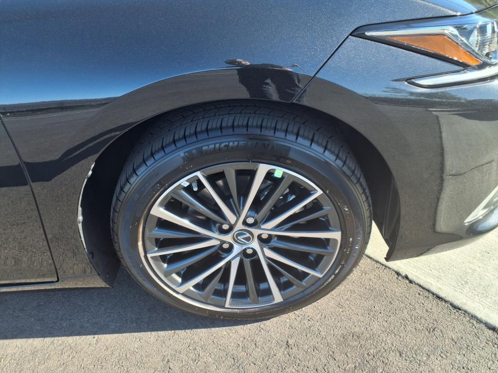 2025 Lexus ES 300h photo 3