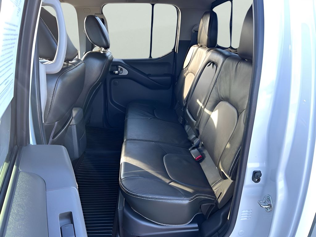 2020 Nissan Frontier PRO-4X Crew Cab photo 11