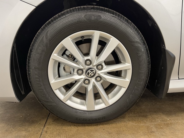 2025 Toyota Camry LE photo 4