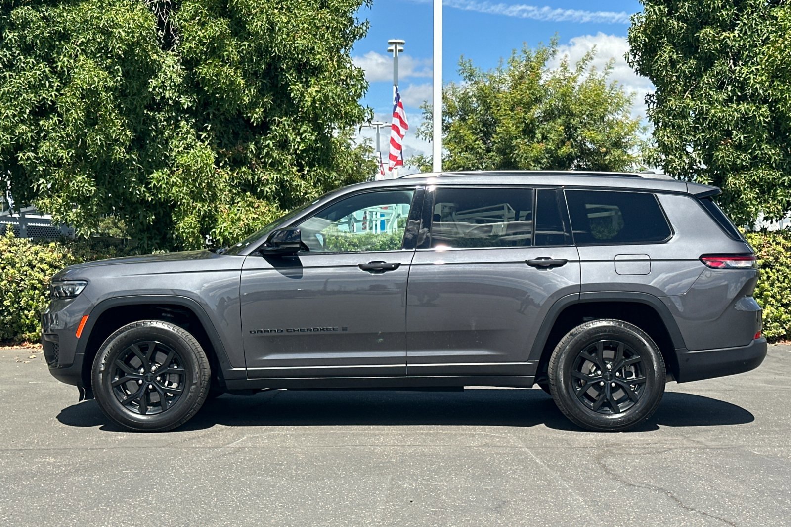 2024 Jeep Grand Cherokee Altitude photo 7