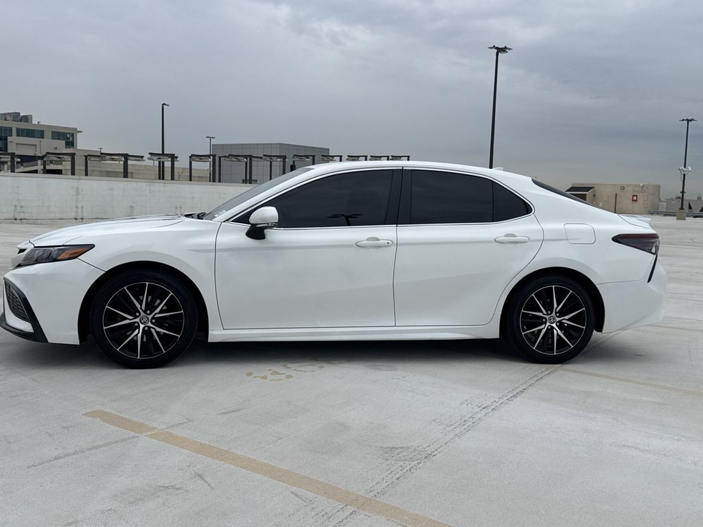 2023 Toyota Camry SE photo 4