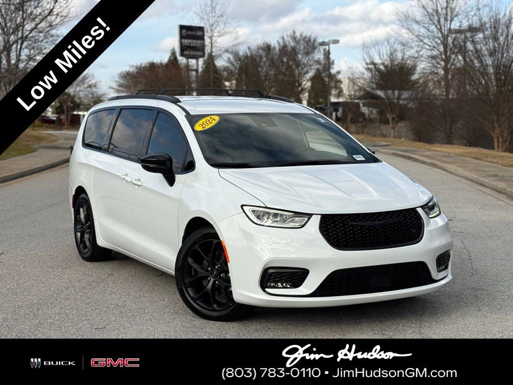 2024 Chrysler Pacifica Touring L's photo